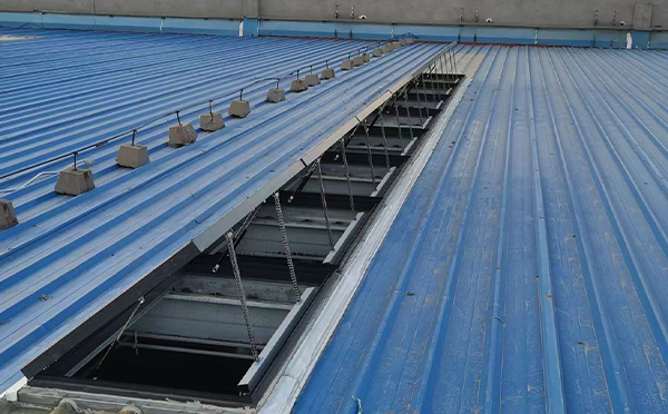 某城市大型商业综合体中庭奇台排烟窗工程