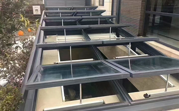 某轨道交通车辆维修车间奇台排烟窗应用