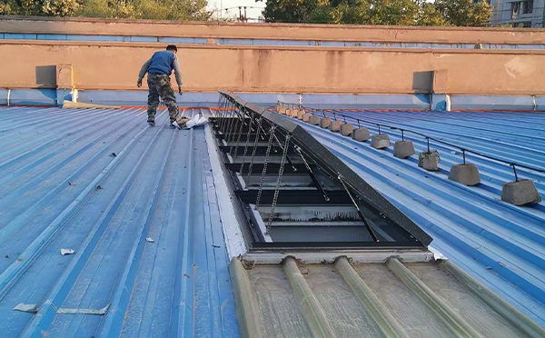 某区域性物流仓储中心奇台排烟窗系统安装项目